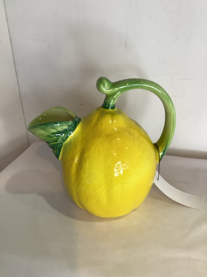 Sur la table Yellow/Green Ceramic Lemon Pitcher