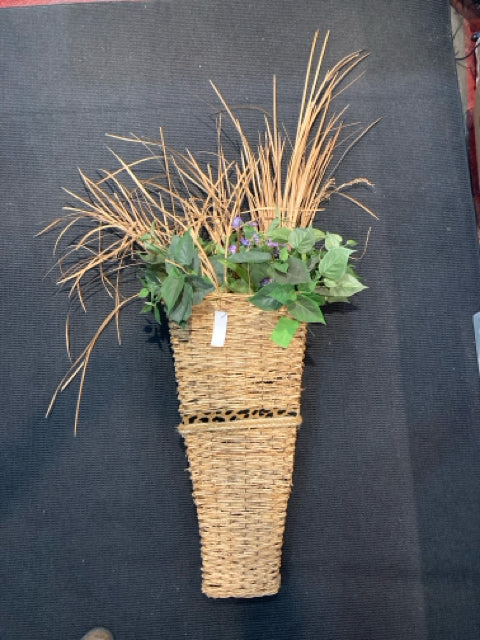 Wall Pocket Wicker w/flowers Basket