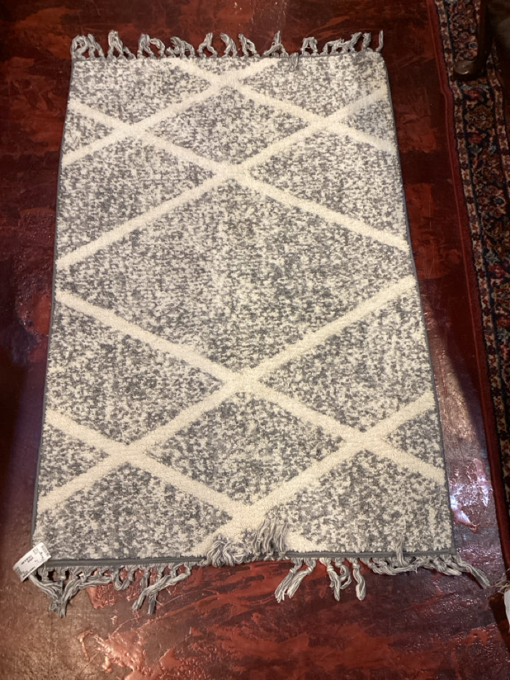 MainStay Shag White/Gray Rug