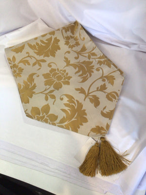 Table Cream/Gold Tassel Holiday Item