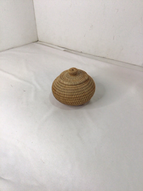 Lidded Natural Grass Basket