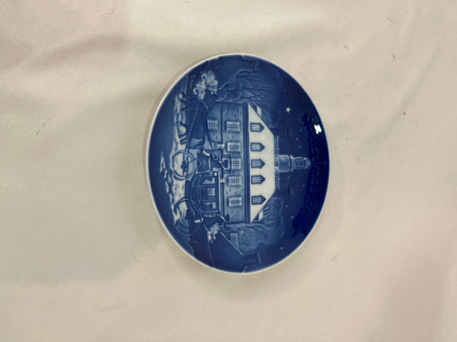 Trinket Blue/White Ceramic Horse/Carriage Plate