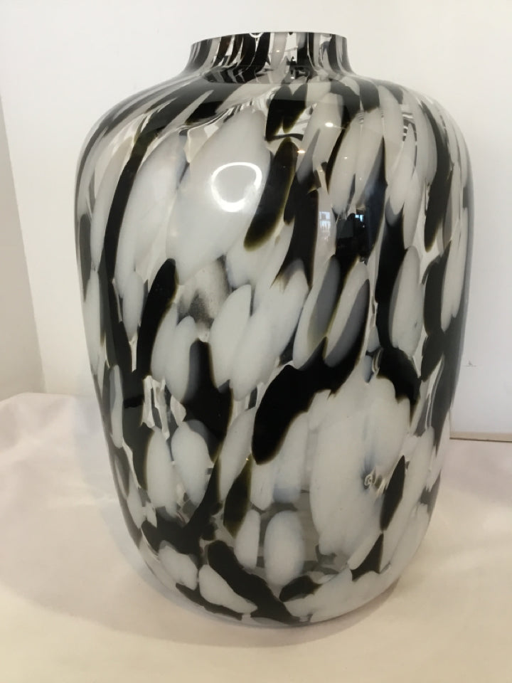 Modern White/Black Glass Vase