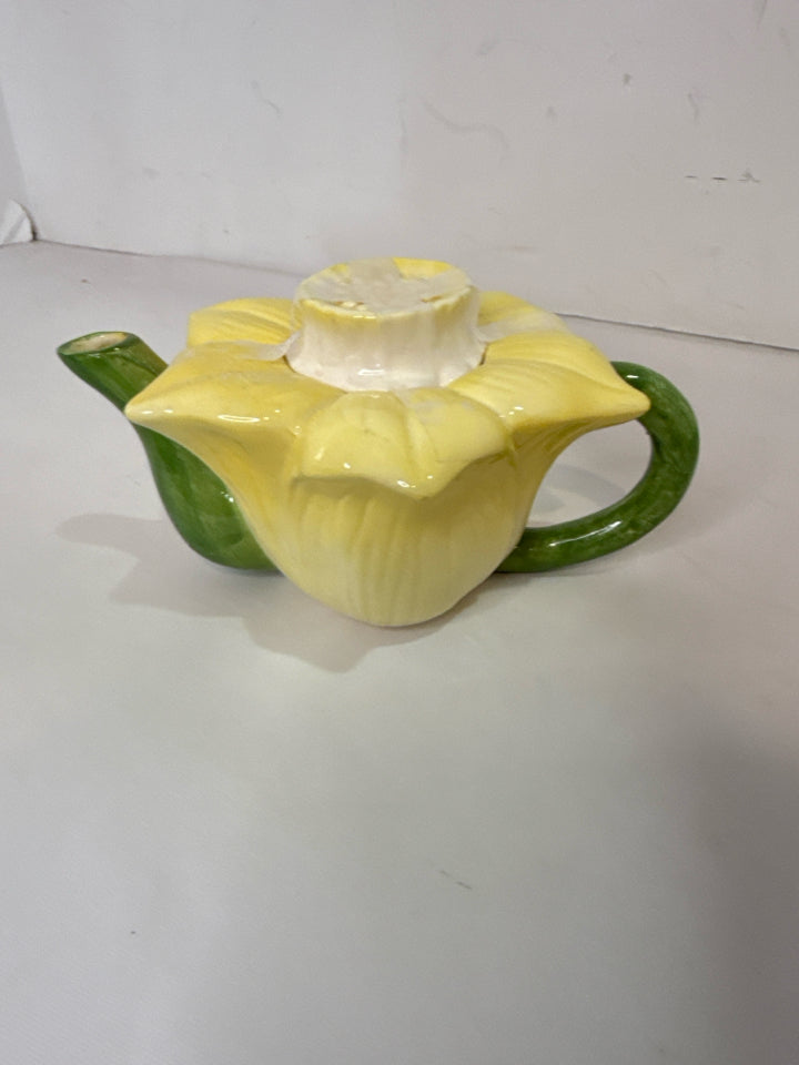 Vintage Yellow/White Flower Teapot