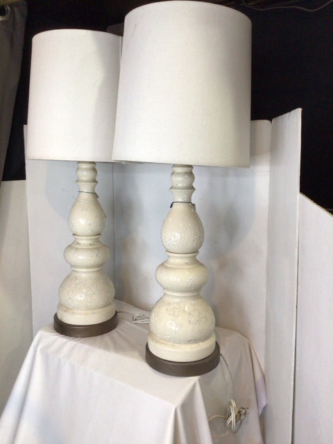 Vintage Pair Cream Flowers Lamp Set