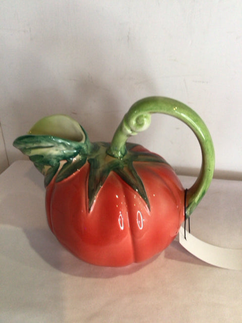 Sur la table Red/Green Ceramic Tomato Pitcher