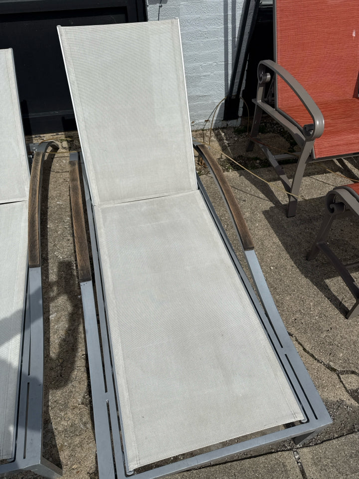 Restoration Hrd. Adjustable Mesh White/Gray Chaise