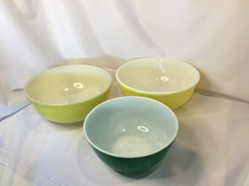 Pyrex Set of 3 Yellow/Green Glass Bowl Set