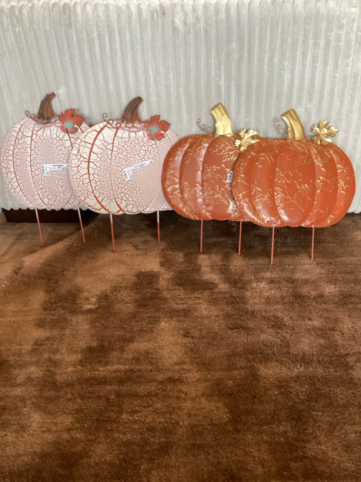Set of 4 Orange/White Metal Pumpkin Garden Access.