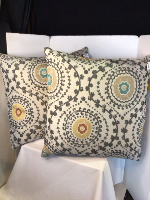 Cream/Multi Circles Pillow Set