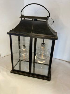 Battery Metal/Glass Lighted Lantern