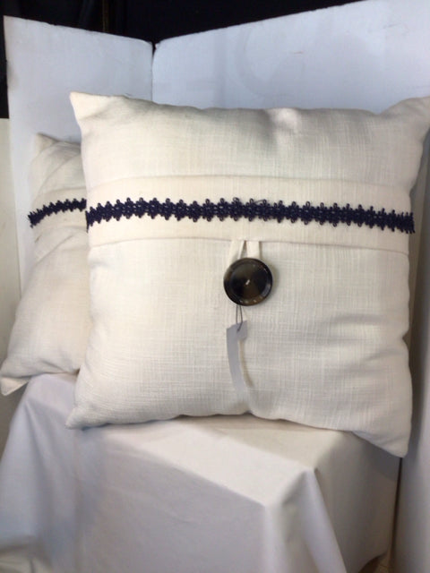 White/Black Polyester Pillow Set