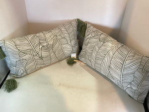 Indoor/Outdoor Green/White Polyester Leaves Tassel Pillow Set