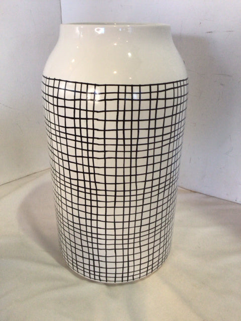 White/Black Ceramic Vase