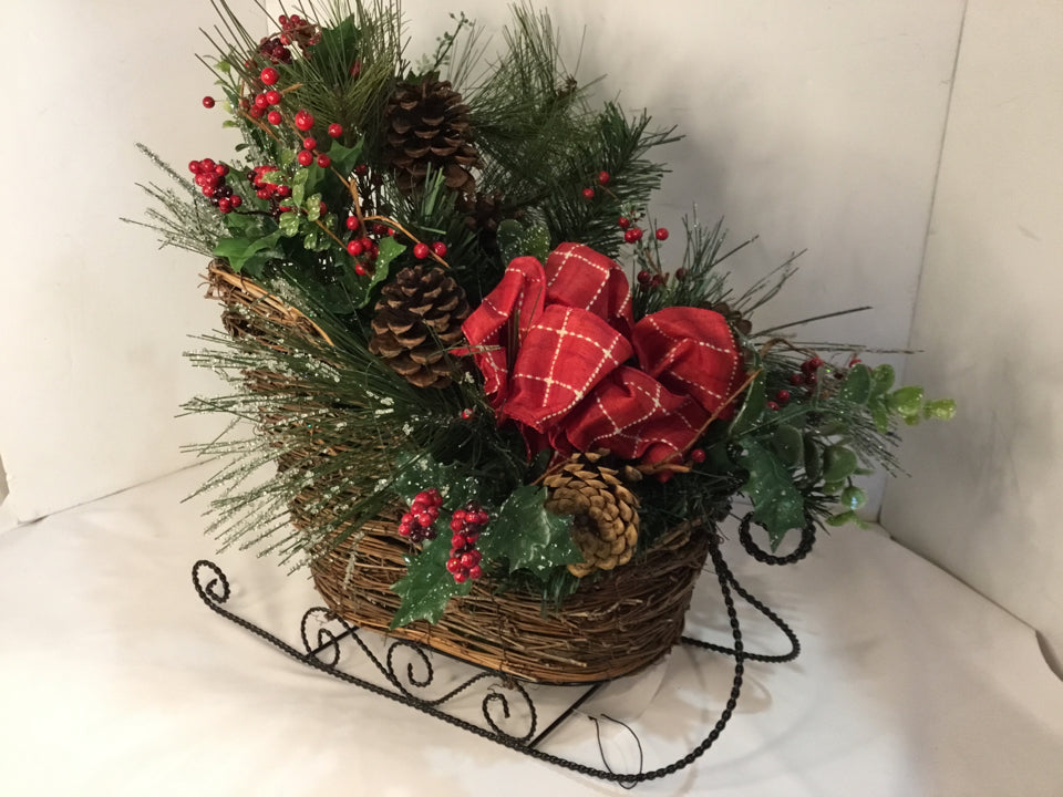 Centerpiece Green/Red Sleigh Holiday Item