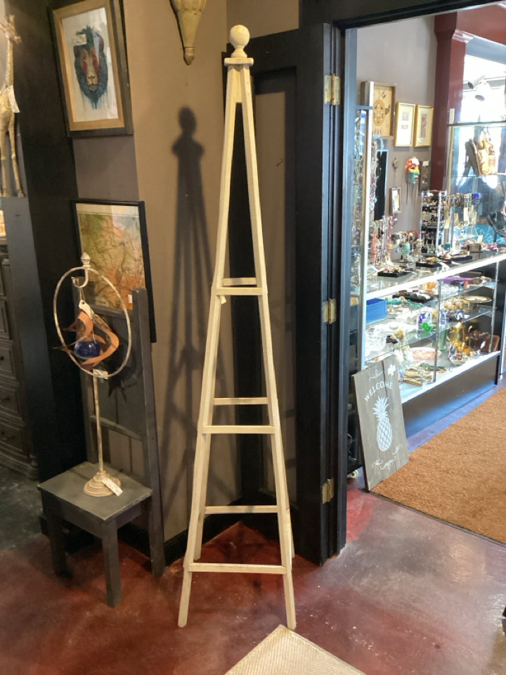 White Wood Triangle Plate Stand Trellis
