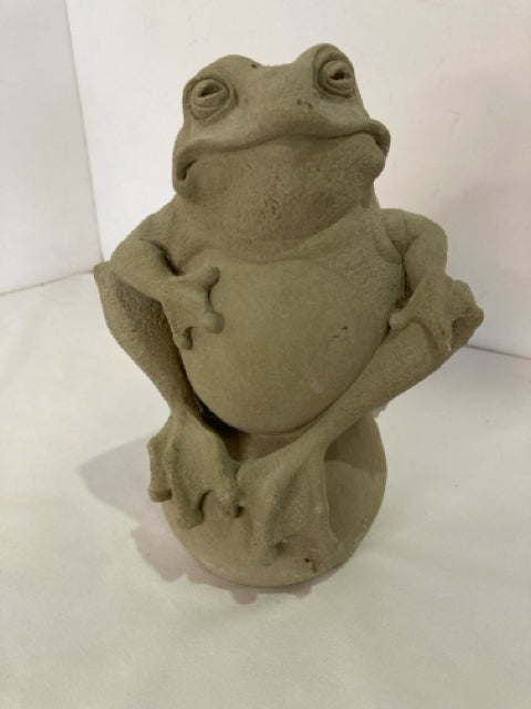 Carruth Outdoor/Outside Tan Cement Frog Statue