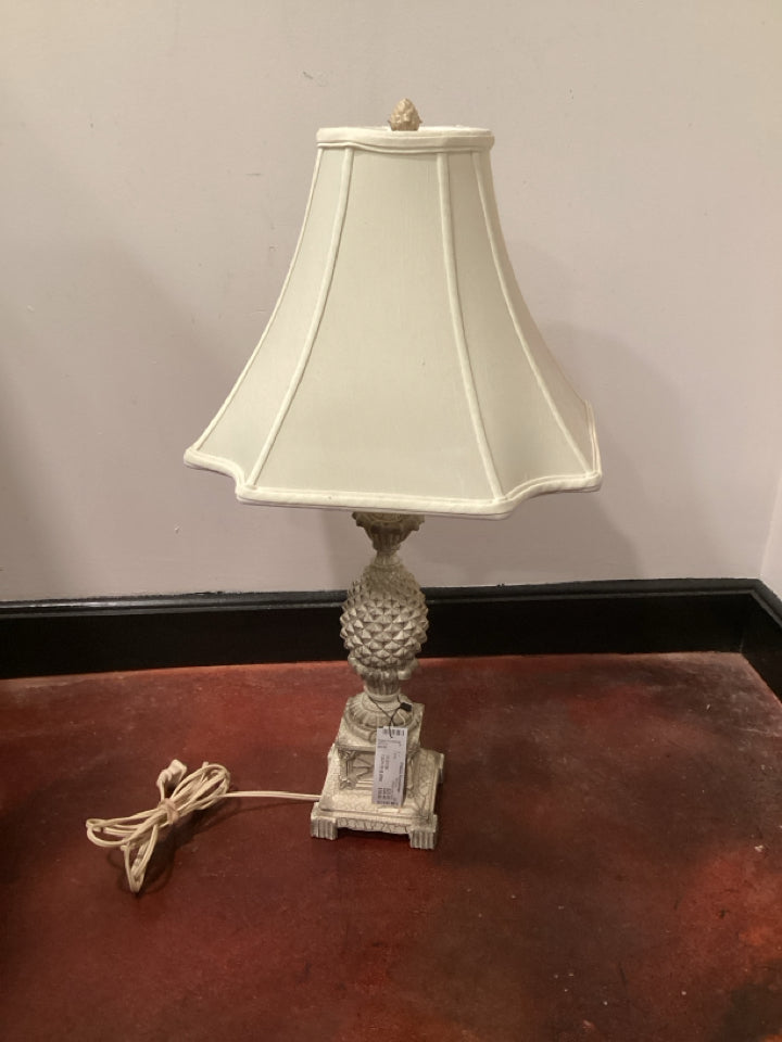 White/Gold Resin Pineapple Lamp