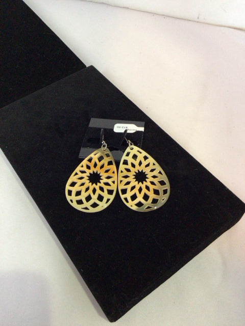 Cream Teardrop Earrings