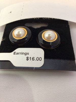 Black/White Pearl Earrings