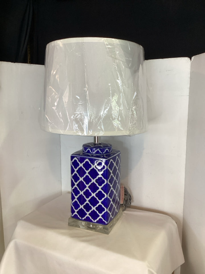 Table Top Blue/White Ceramic Quatrefoil Lamp