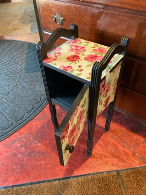 Vintage Wood Floral Black/Red Table