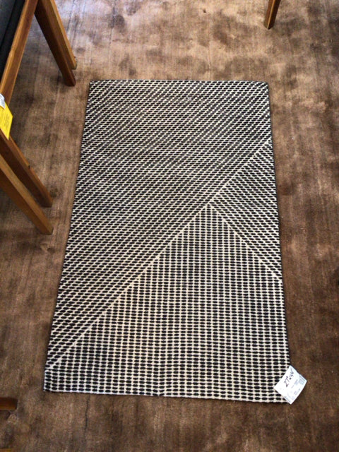 At home White/Black Rug