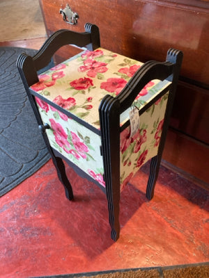 Vintage Wood Floral Black/Red Table