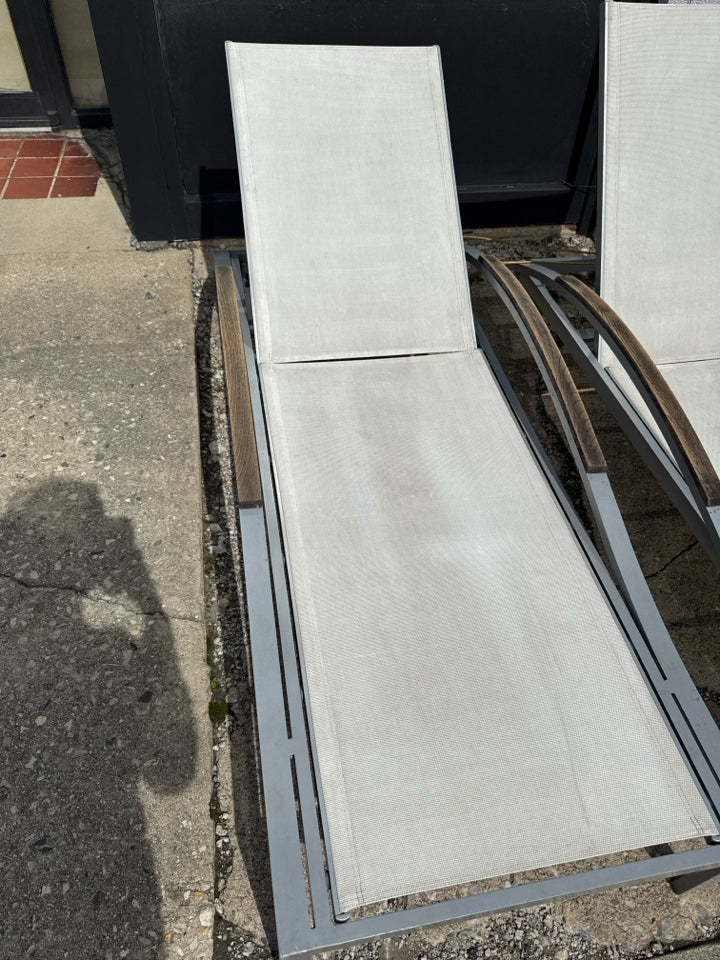 Restoration Hrd. Adjustable Mesh White/Gray Chaise