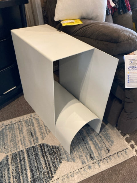 Hem Modern Metal End/Side White Table B4L2V3SC