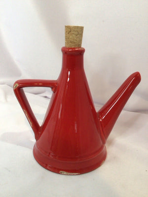 Sur la table Oil Red Ceramic Pitcher