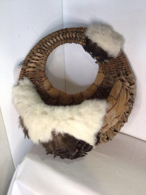 Wall Pocket Brown/White Seagrass Rabbit Basket