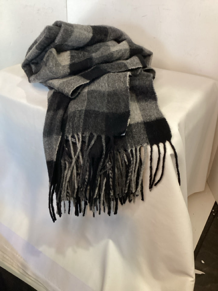 Caroline Grace Black/Gray Wool Checkered Fringe Blanket