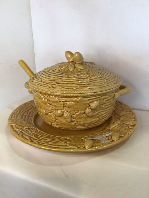 Sur la table Italian Yellow Ceramic W/Plate Tureen