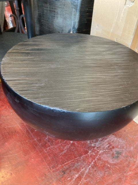 4R4MHG94 Lulu & Georgia Modern Wood Drum Black Table