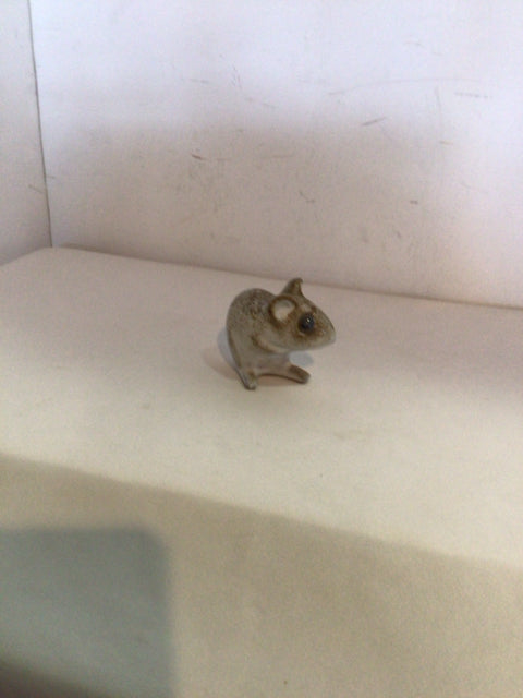 Pigeon Forge Tan/White Pottery Mouse Sculpture