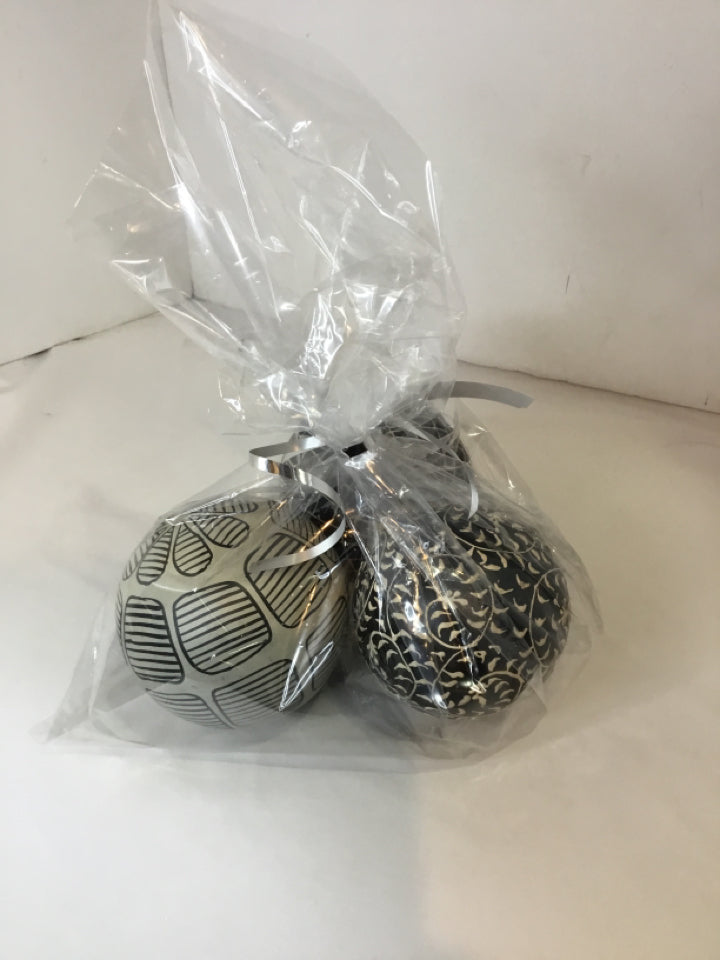 Decorative Black/White Wood Set of 3 Ball