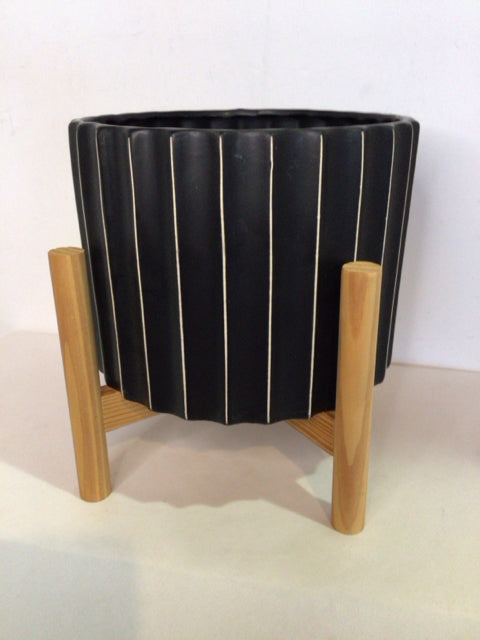 Black/White Ceramic W/Stand Planter