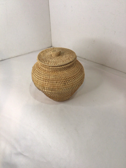 Lidded Natural Grass Basket