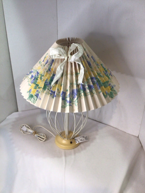 Yellow/White Metal Floral Lamp