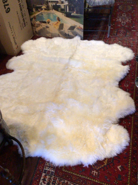 HomeRoots Sheepskin 6 x 8 White Rug 974X7JTB