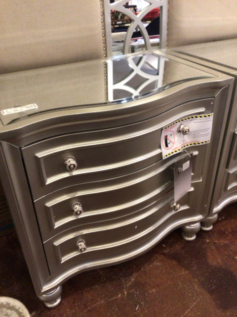 New Classic Mirrored Wood Silver Nightstand C6RGBWRJ