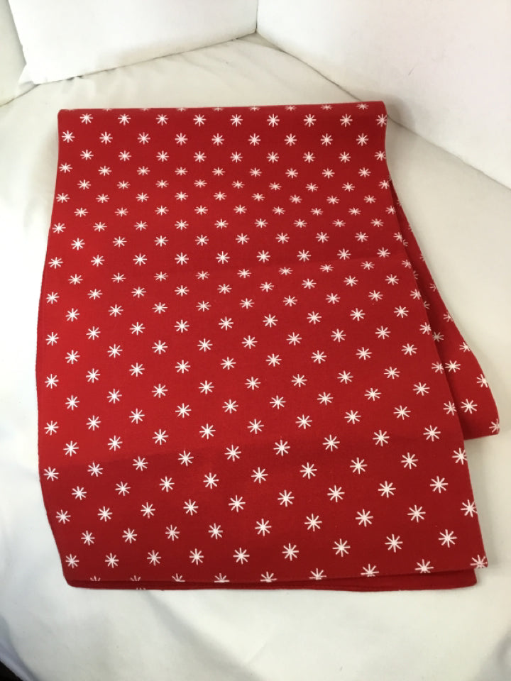 Table Runner Red/white Snowflake Holiday Item