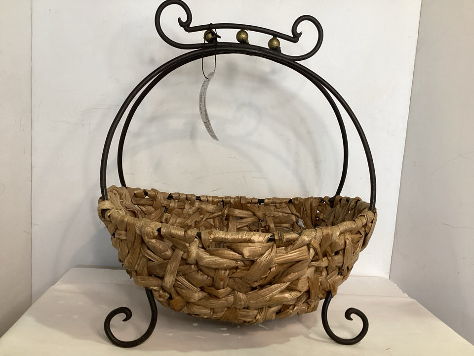 Natural Seagrass Metal Frame Basket