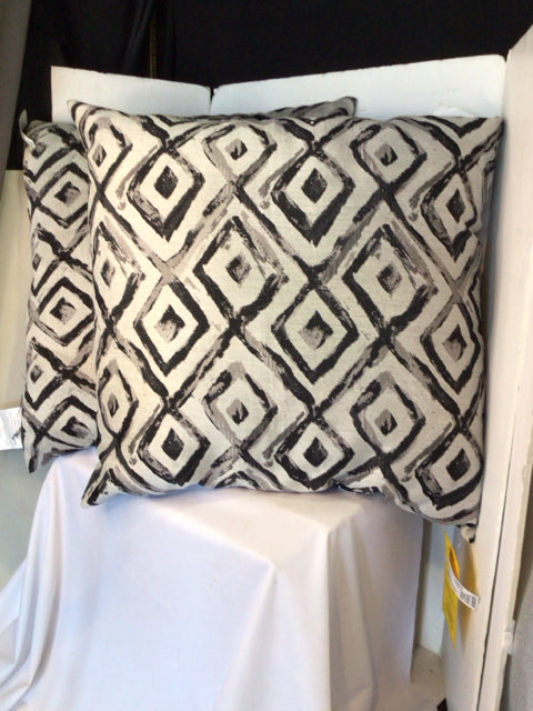 Pair Black/White Polyester Pillow Set