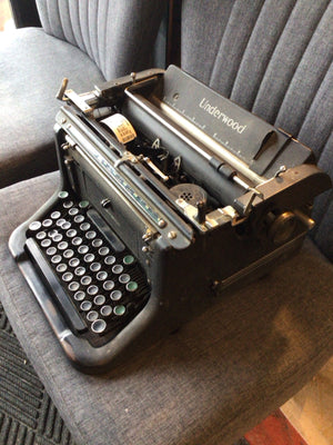Underwood Vintage Black Metal Typewriter