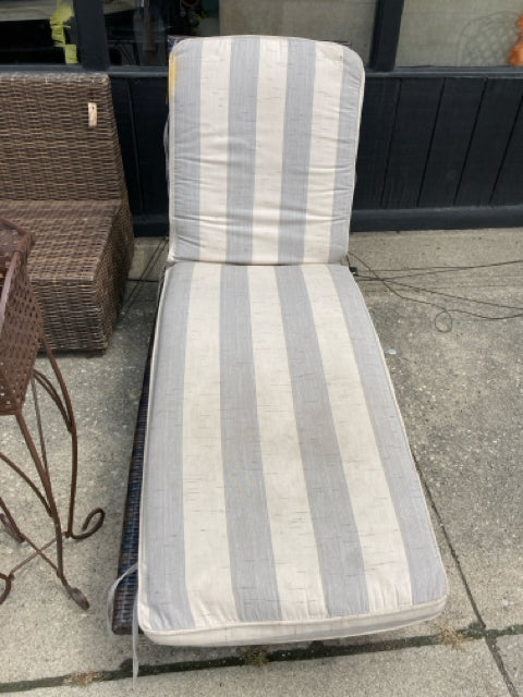 Sunbrella Outdoor/Outside Cream/Gray Polyester Chaise Cushion