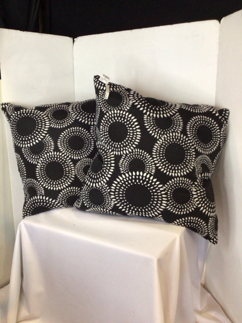 Pair Black/White Circles Pillow Set