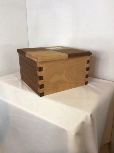 Lidded Wood Brown/Tan Box