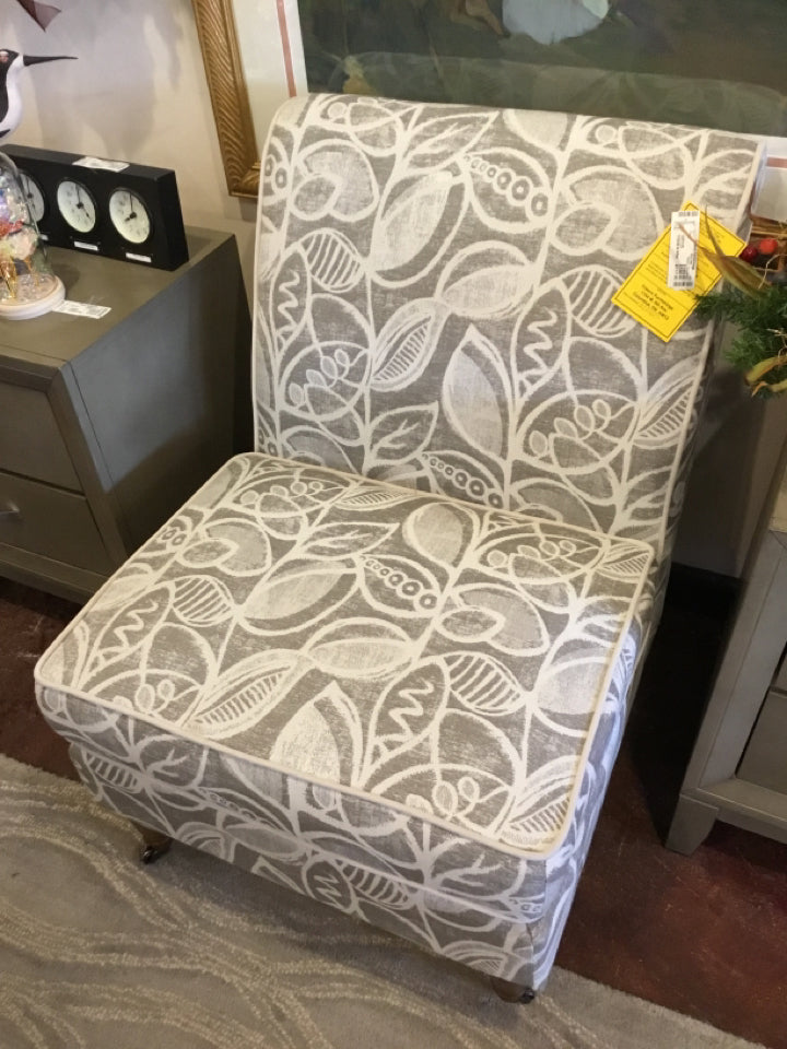 Slipper Gray/White Chair
